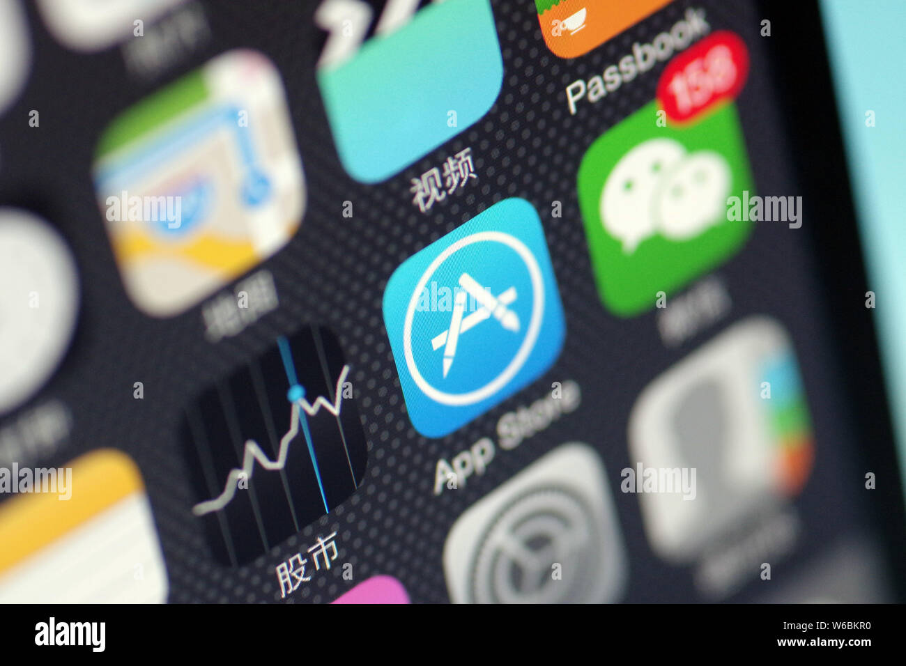 --FILE--un cinese utente del telefono mobile mostra le icone delle app App Store, sinistra e app di messaggistica Weixin o WeChat, di Tencent sul suo iPhone smartphone io Foto Stock