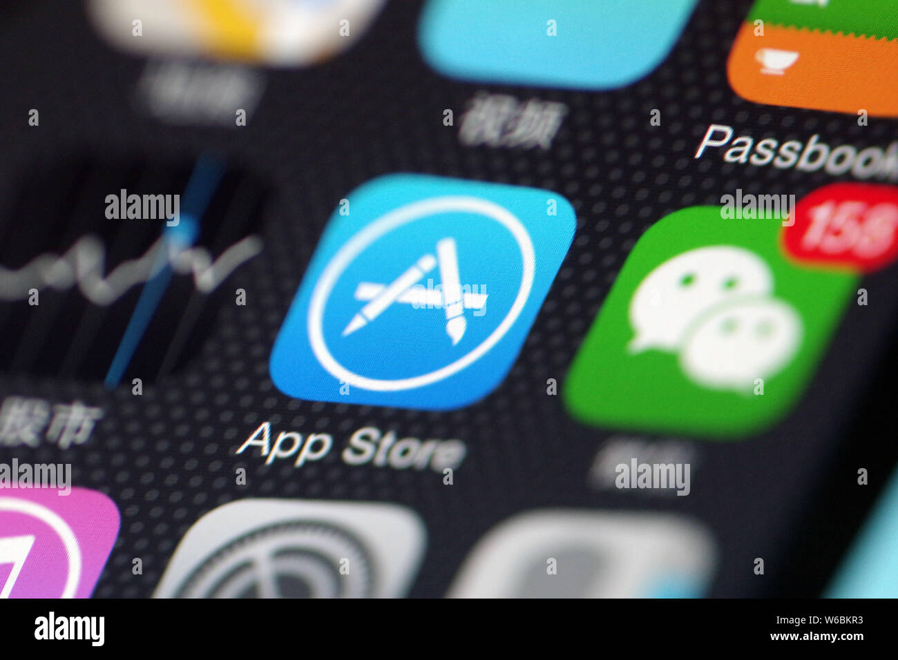 --FILE--un cinese utente del telefono mobile mostra le icone delle app App Store, sinistra e app di messaggistica Weixin o WeChat, di Tencent sul suo iPhone smartphone io Foto Stock