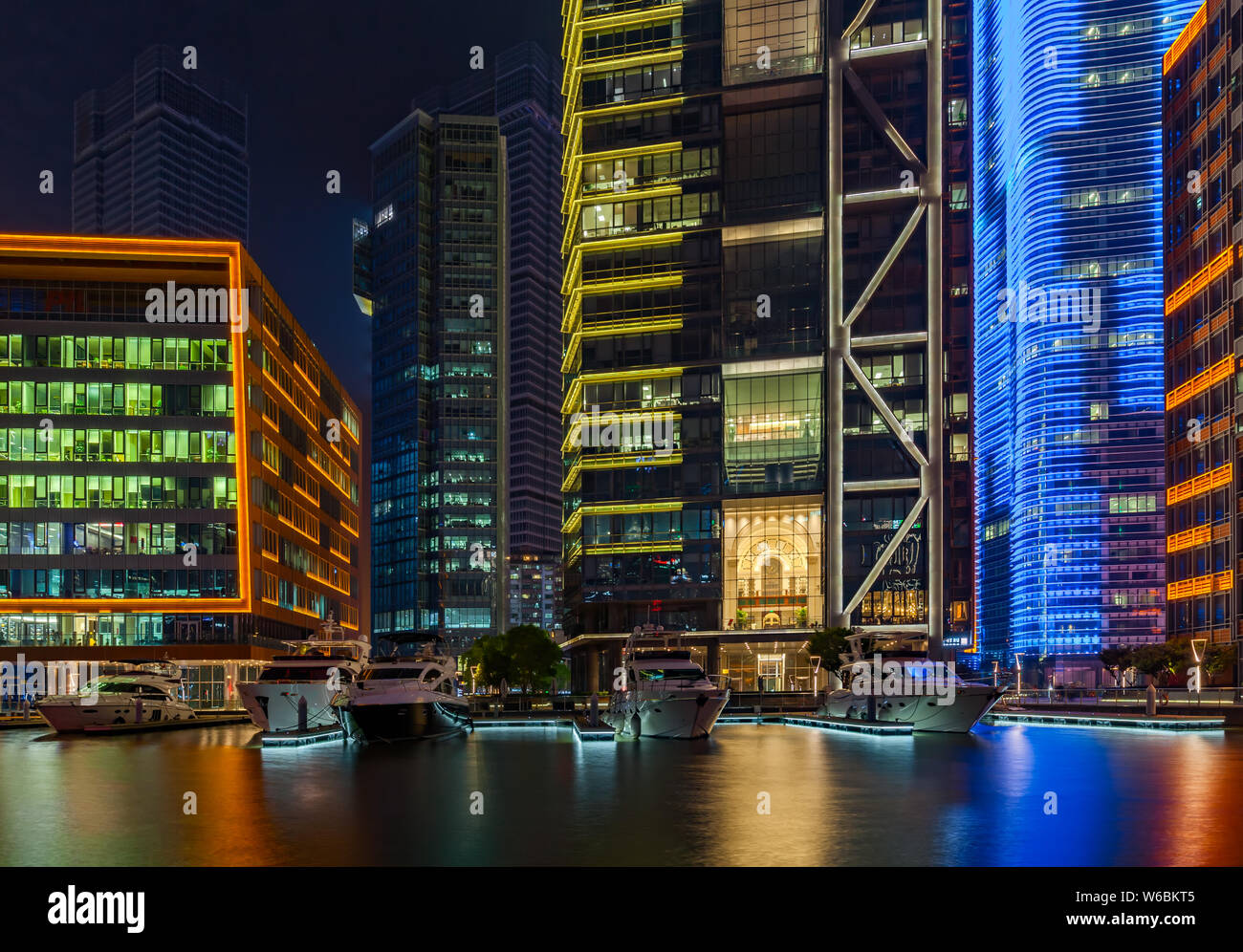 I grandi edifici e i grattacieli sono illuminati sul North Bund di Puxi, Shanghai, Cina, 14 maggio 2018. Foto Stock