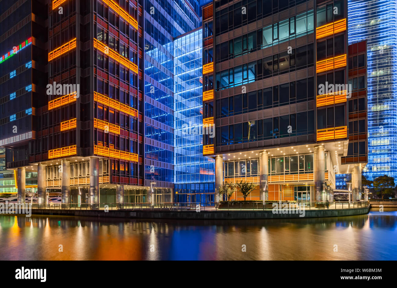 I grandi edifici e i grattacieli sono illuminati sul North Bund di Puxi, Shanghai, Cina, 14 maggio 2018. Foto Stock