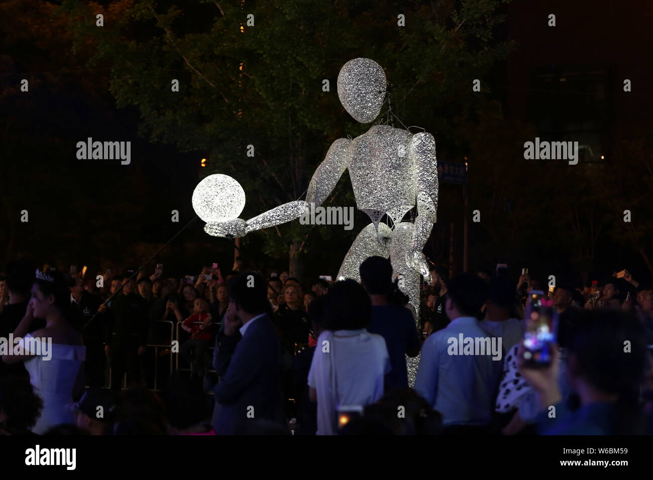 Una squadra di cinque burattinai controlla un cinque metri di altezza burattino Dundu illuminato con luce a LED e creato dal tedesco doll maker Tobias Husemann durante una Foto Stock