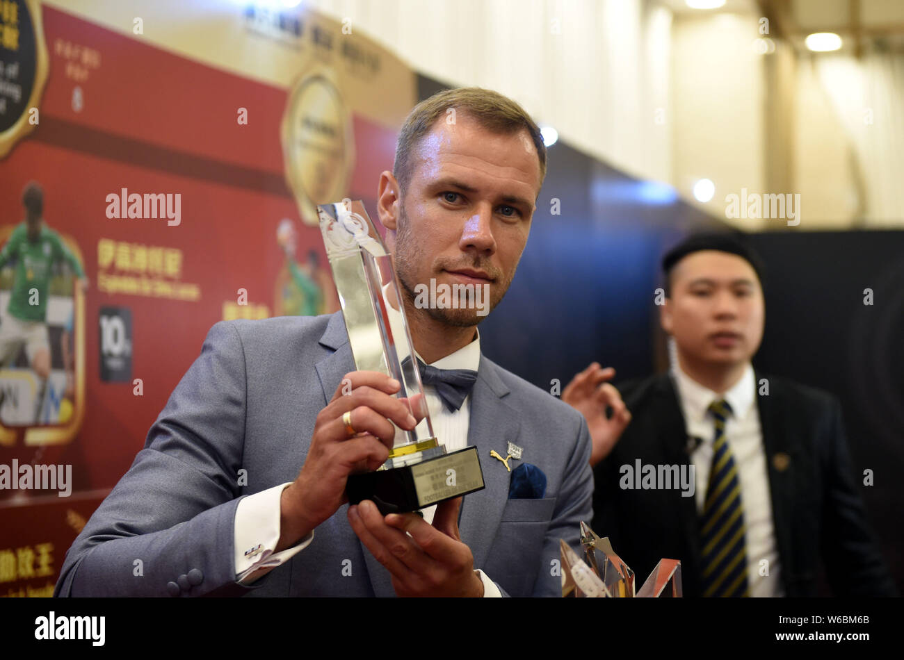 Krisztian Vadocz di Kitchee SC pone con il suo trofeo durante il 2016/17 Hong Kong football star awards di Hong Kong, Cina, 17 maggio 2018. Foto Stock