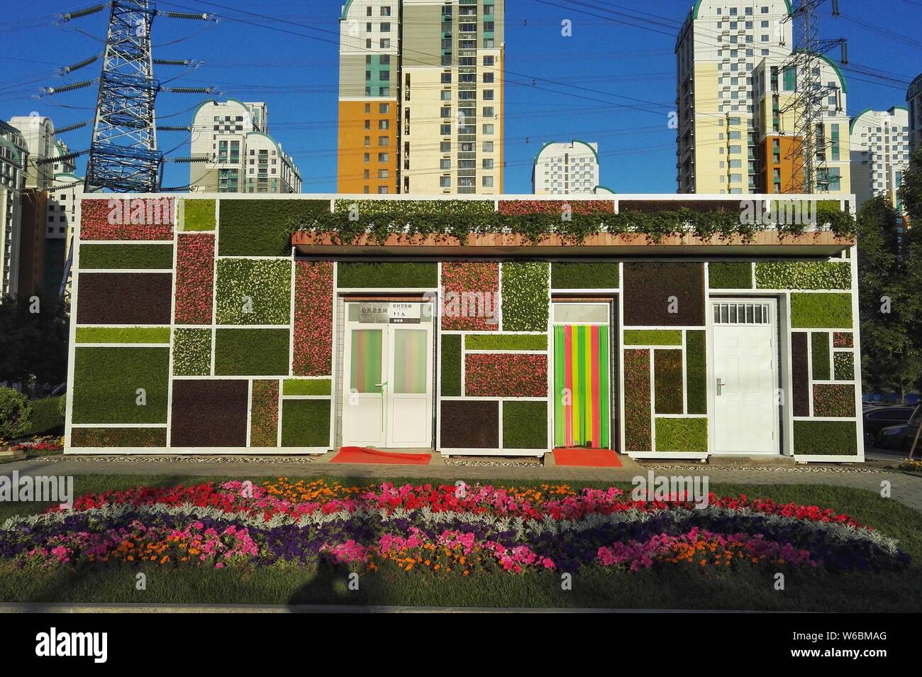 La magia a forma di cubo wc pubblico è decorata con forma quadrata di piante in diversi colori a Pechino, in Cina, il 3 maggio 2018. Un wc pubblico featur Foto Stock