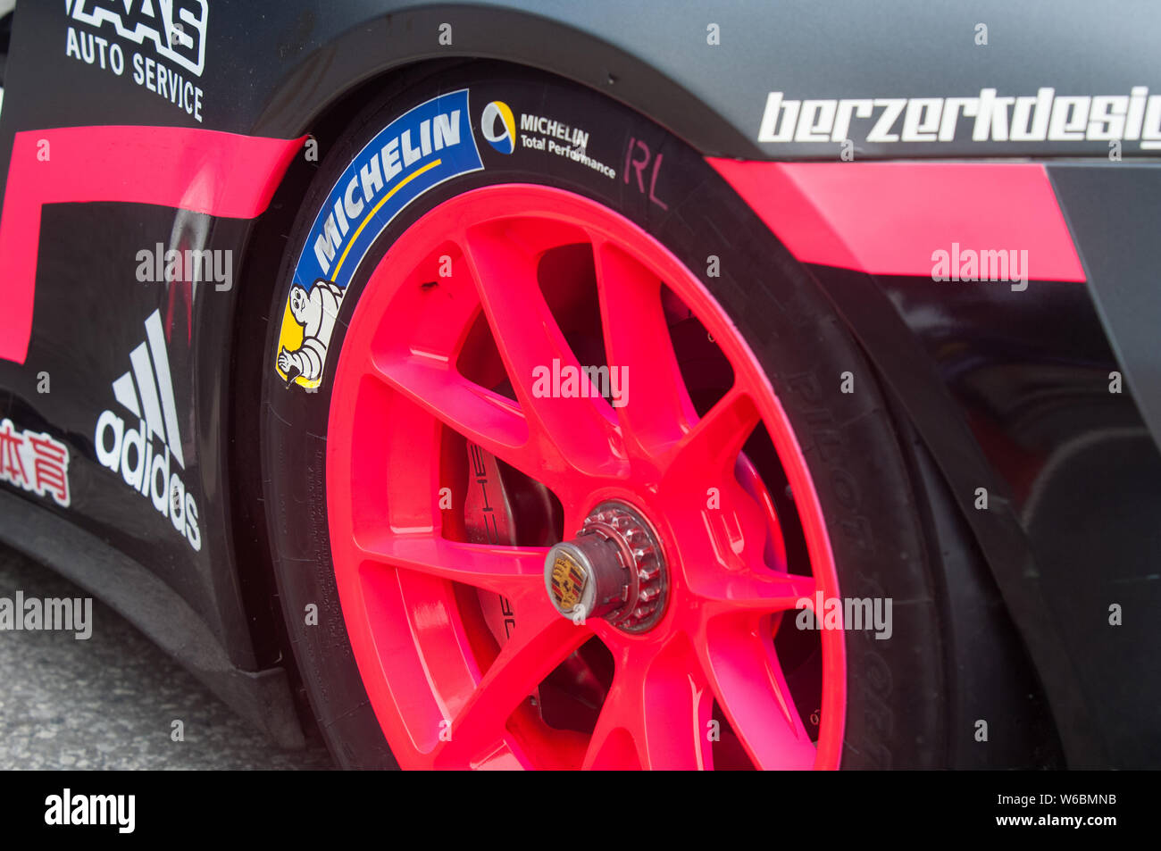 Bang Saen, Tailandia - 1 Luglio 2017: Ruota dettaglio della Porsche GT3 Cup di Tanart Sathienthirakul dalla Tailandia prima di iniziare a Bang Saen Street circuiti Foto Stock