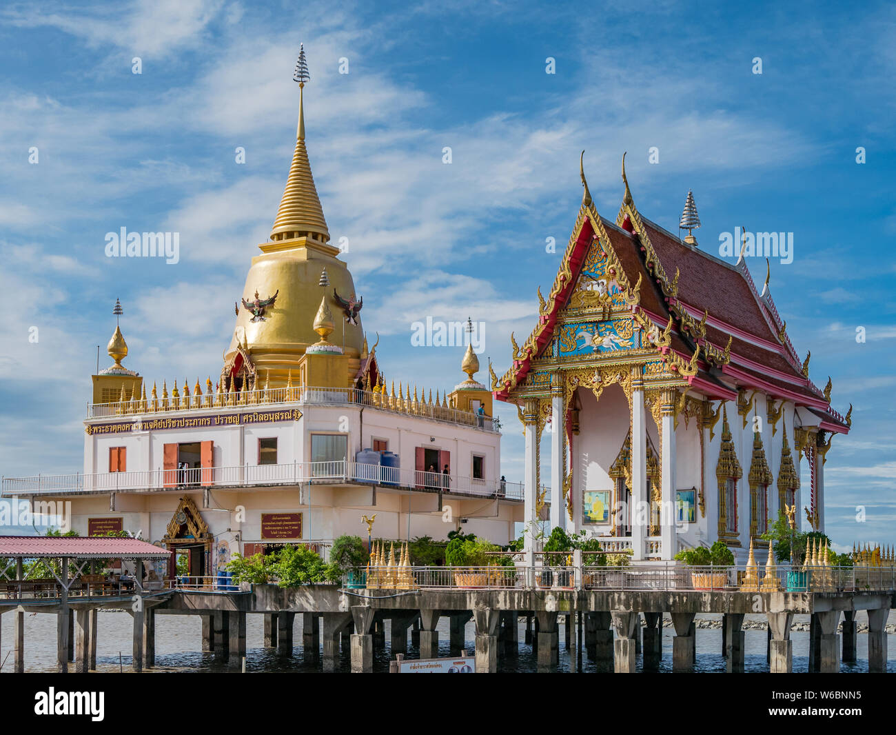 Bang Pakong, Tailandia - 16 Luglio 2017: Wat Hong Thong, un tempio costruito su una piattaforma di cemento sulla costa di Chachoensao in Thailandia dopo il mare sta Foto Stock