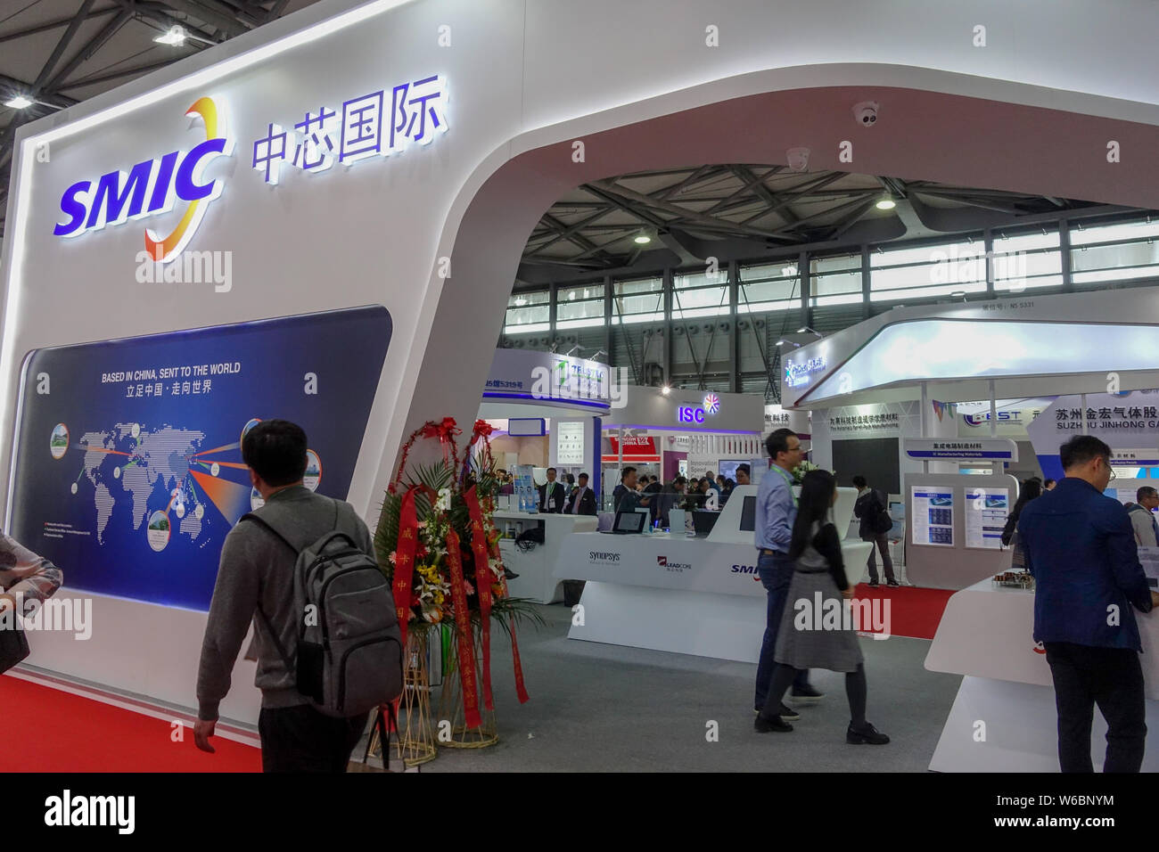 --FILE -- la gente visita lo stand di fabbricazione di semiconduttore International Corporation (SMIC) durante una mostra a Shanghai in Cina, 14 marzo 2018 Foto Stock