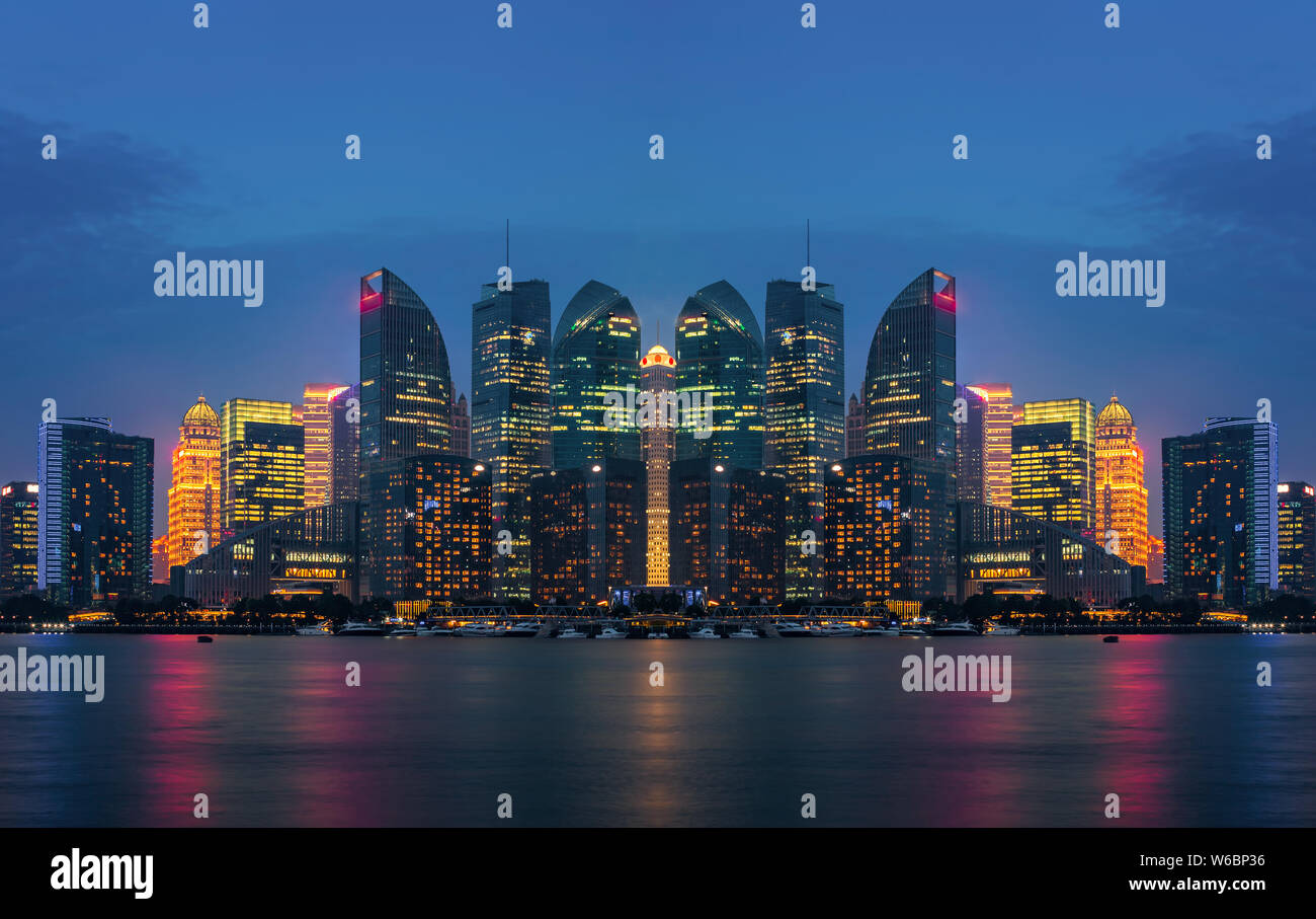 I grandi edifici e i grattacieli sono illuminati sul North Bund di Puxi, Shanghai, Cina, 19 maggio 2018. Foto Stock