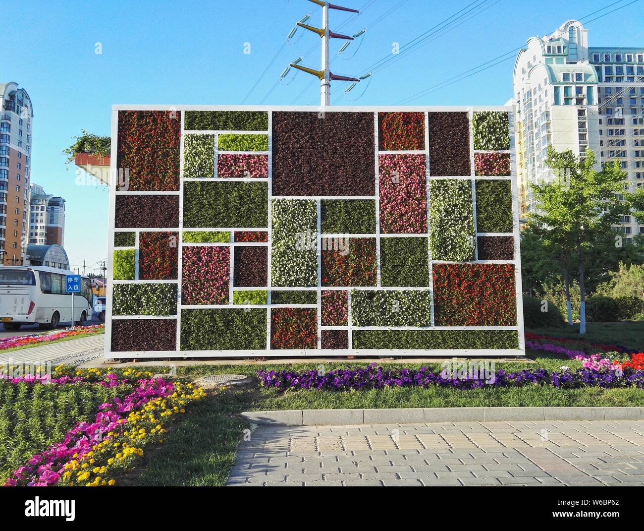 La magia a forma di cubo wc pubblico è decorata con forma quadrata di piante in diversi colori a Pechino, in Cina, il 3 maggio 2018. Un wc pubblico featur Foto Stock