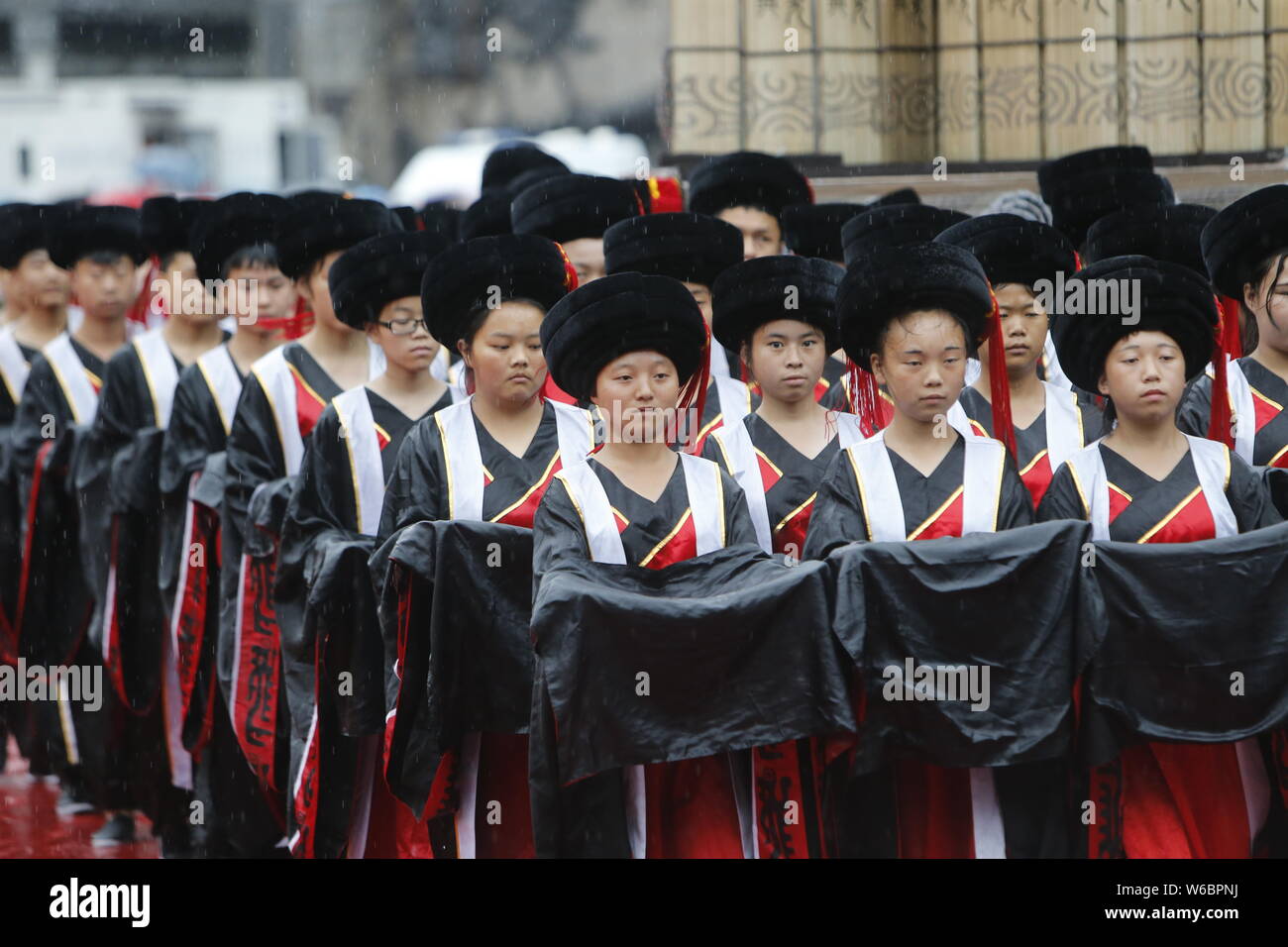 Il popolo cinese di Miao gruppo etnico in costumi tradizionali eseguire al culto Chiyou, un leader tribali di Miao persone nella Cina antica, in Foto Stock