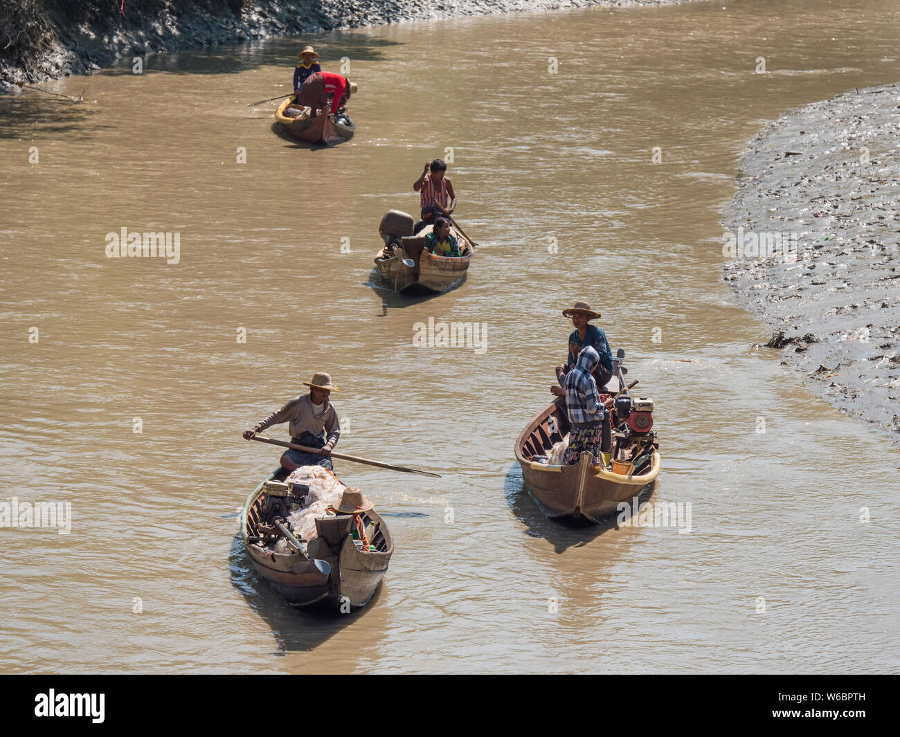 Dala, Myanmar - 5 Novembre 2017: piccolo e tradizionale delle navi da pesca con il marito e la moglie squadre padling giù Dala fiume vicino a Yangon. Foto Stock
