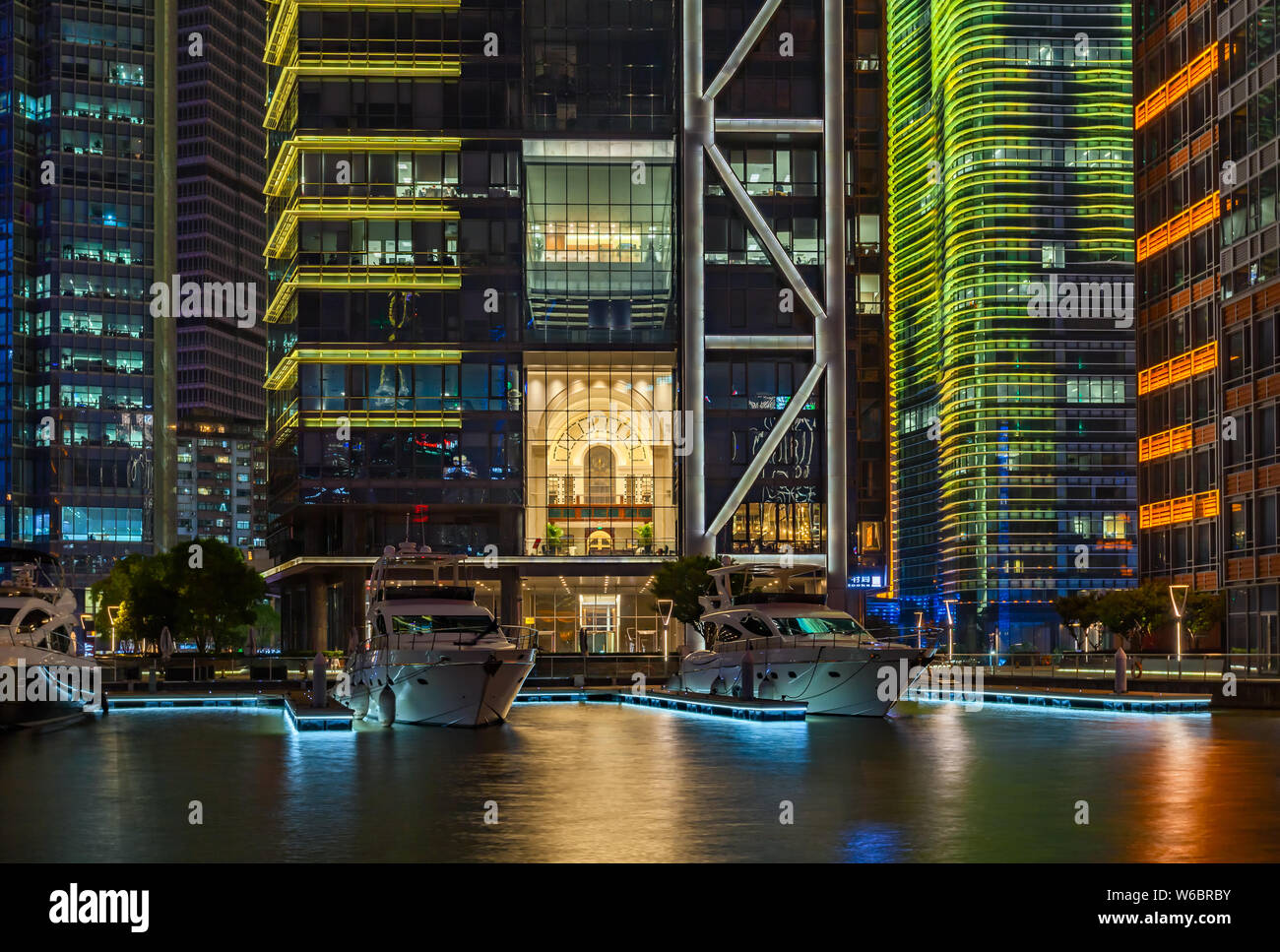 I grandi edifici e i grattacieli sono illuminati sul North Bund di Puxi, Shanghai, Cina, 14 maggio 2018. Foto Stock