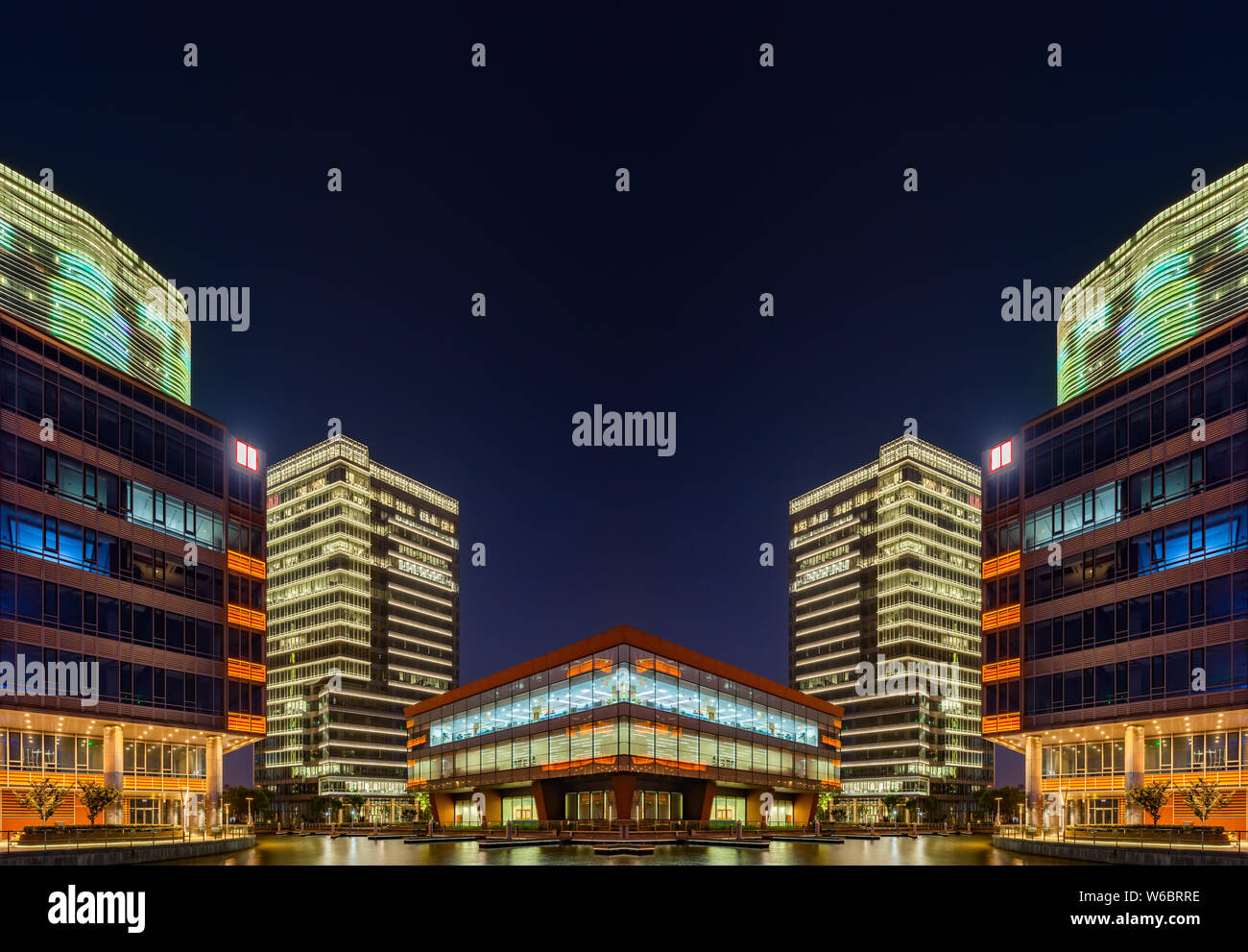 I grandi edifici e i grattacieli sono illuminati sul North Bund di Puxi, Shanghai, Cina, 19 maggio 2018. Foto Stock