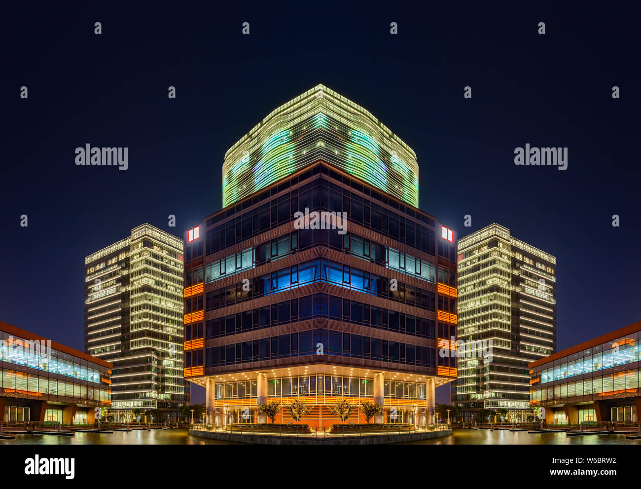 I grandi edifici e i grattacieli sono illuminati sul North Bund di Puxi, Shanghai, Cina, 19 maggio 2018. Foto Stock