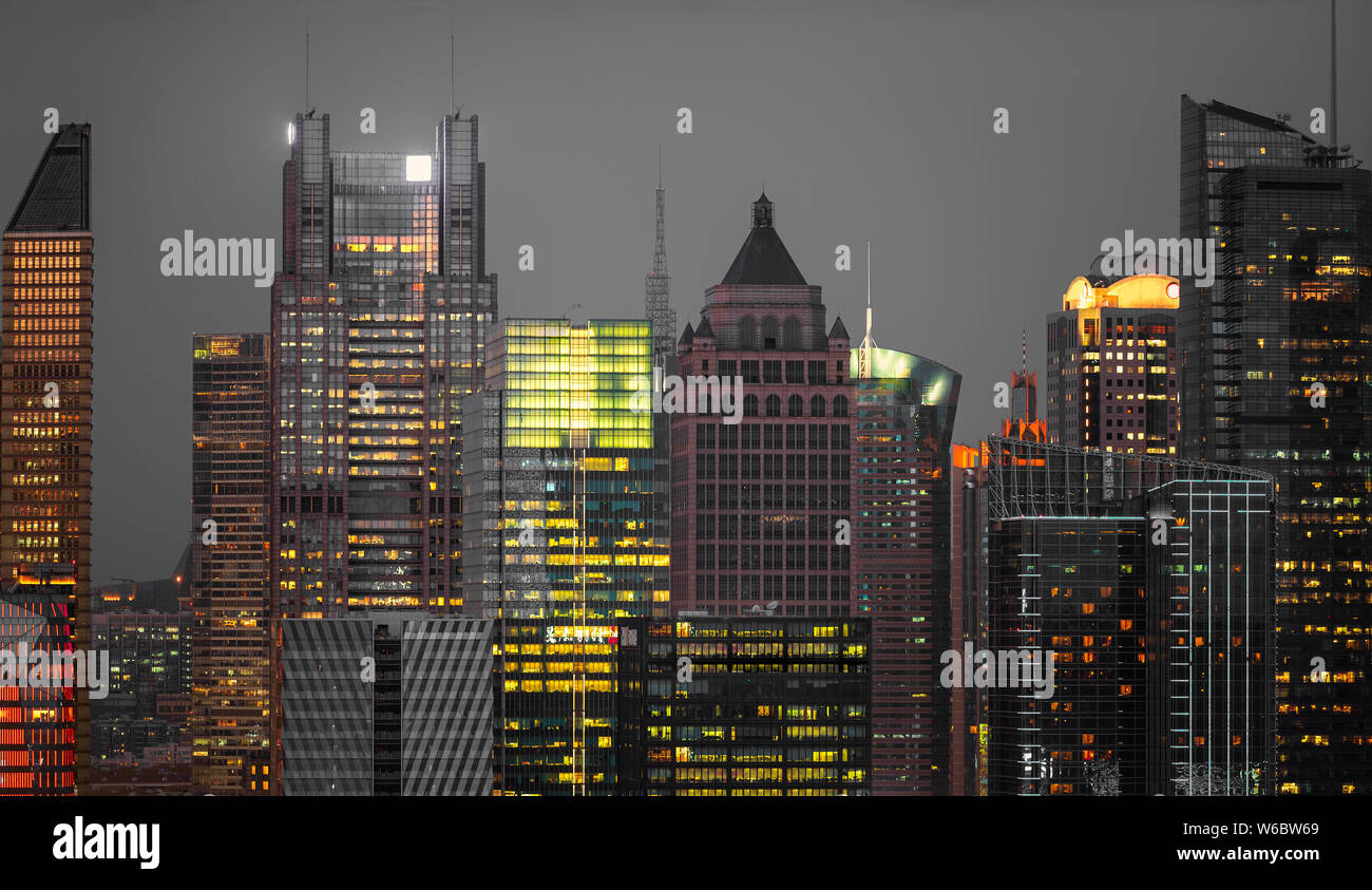 I grandi edifici e i grattacieli sono illuminati sul North Bund di Puxi, Shanghai, Cina, 14 maggio 2018. Foto Stock