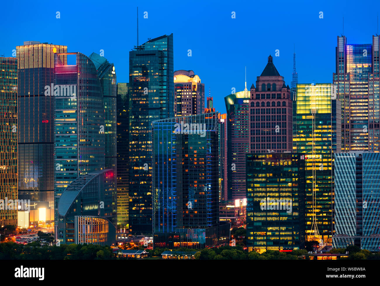 I grandi edifici e i grattacieli sono illuminati sul North Bund di Puxi, Shanghai, Cina, 20 aprile 2018. Foto Stock