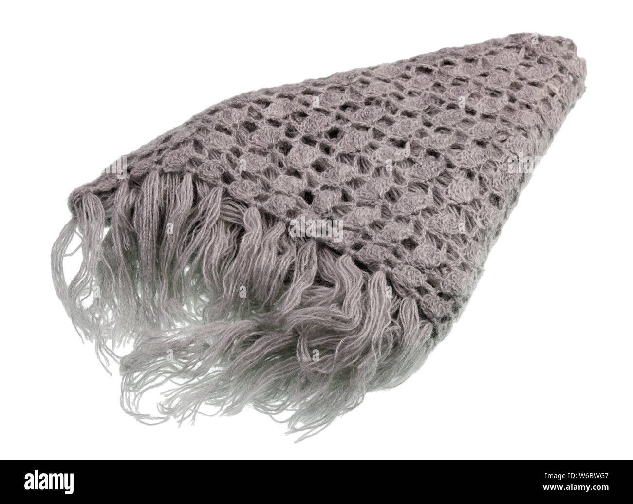 In casa calda a maglia triangolare di lana per donna scialle sciarpa con  frangia. Isolato su bianco studio closeup. Stile rustico concetto  artigianale Foto stock - Alamy