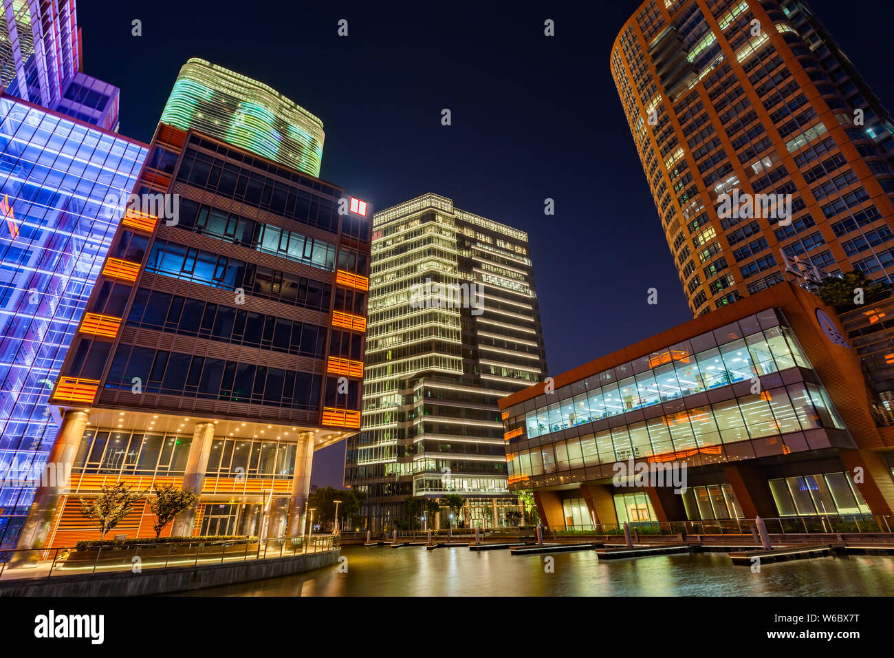 I grandi edifici e i grattacieli sono illuminati sul North Bund di Puxi, Shanghai, Cina, 14 maggio 2018. Foto Stock