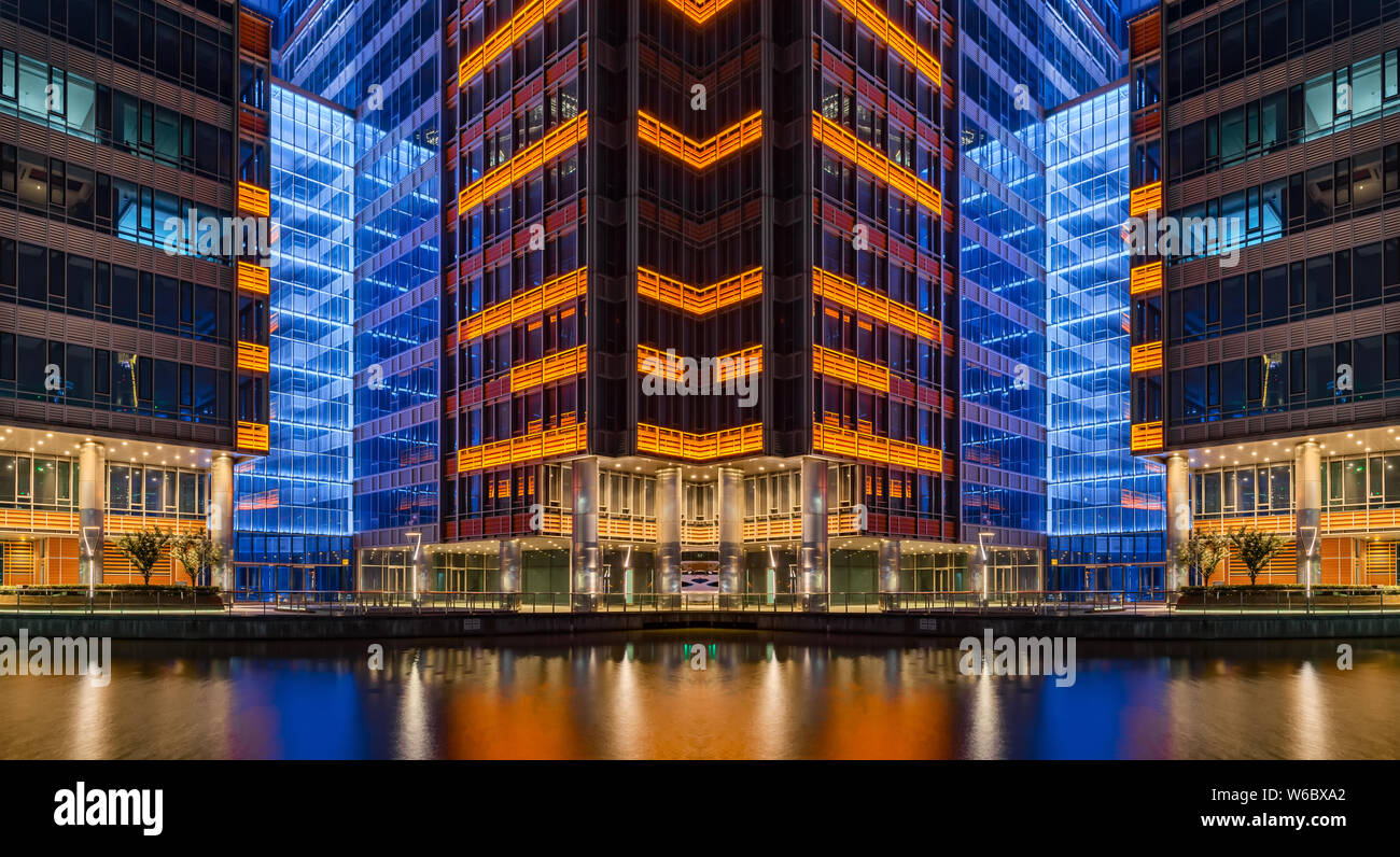 I grandi edifici e i grattacieli sono illuminati sul North Bund di Puxi, Shanghai, Cina, 22 maggio 2018. Foto Stock