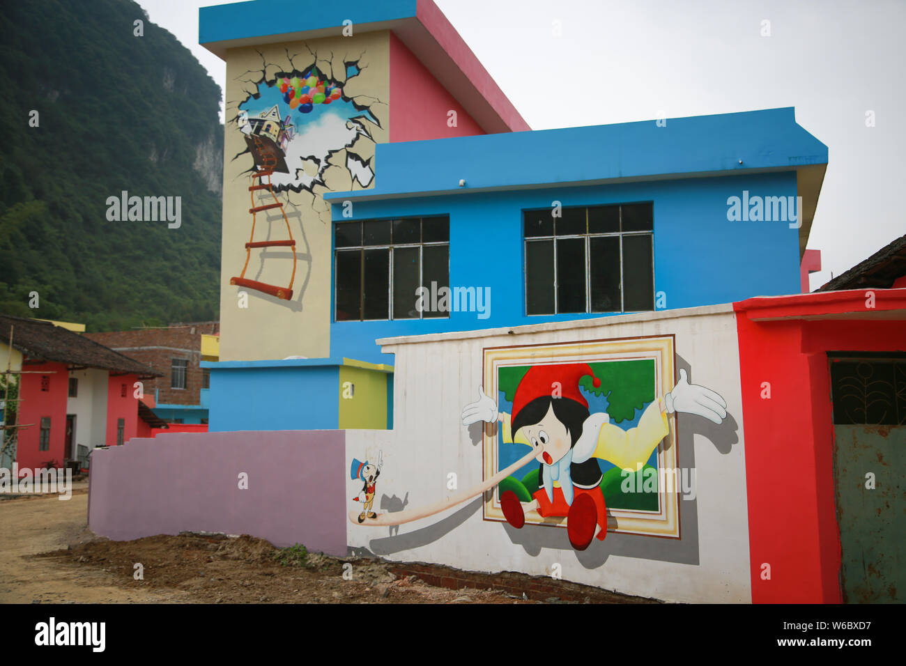 Vista di un colorato fiaba casa di villaggio in Liuzhou city, a sud della Cina di Guangxi Zhuang Regione autonoma, 3 maggio 2018. Righe colorate di vil Foto Stock