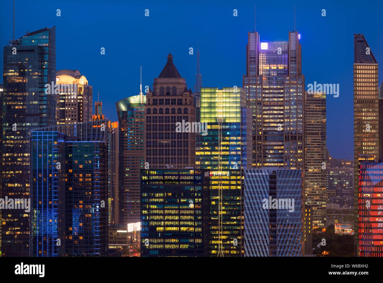 I grandi edifici e i grattacieli sono illuminati sul North Bund di Puxi, Shanghai, Cina, 20 aprile 2018. Foto Stock