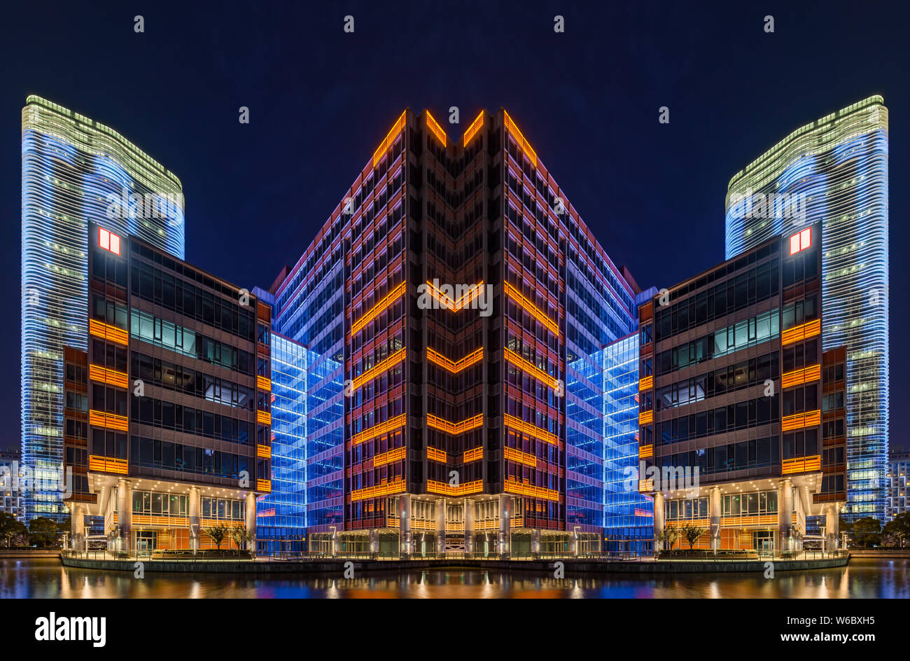 I grandi edifici e i grattacieli sono illuminati sul North Bund di Puxi, Shanghai, Cina, 21 maggio 2018. Foto Stock