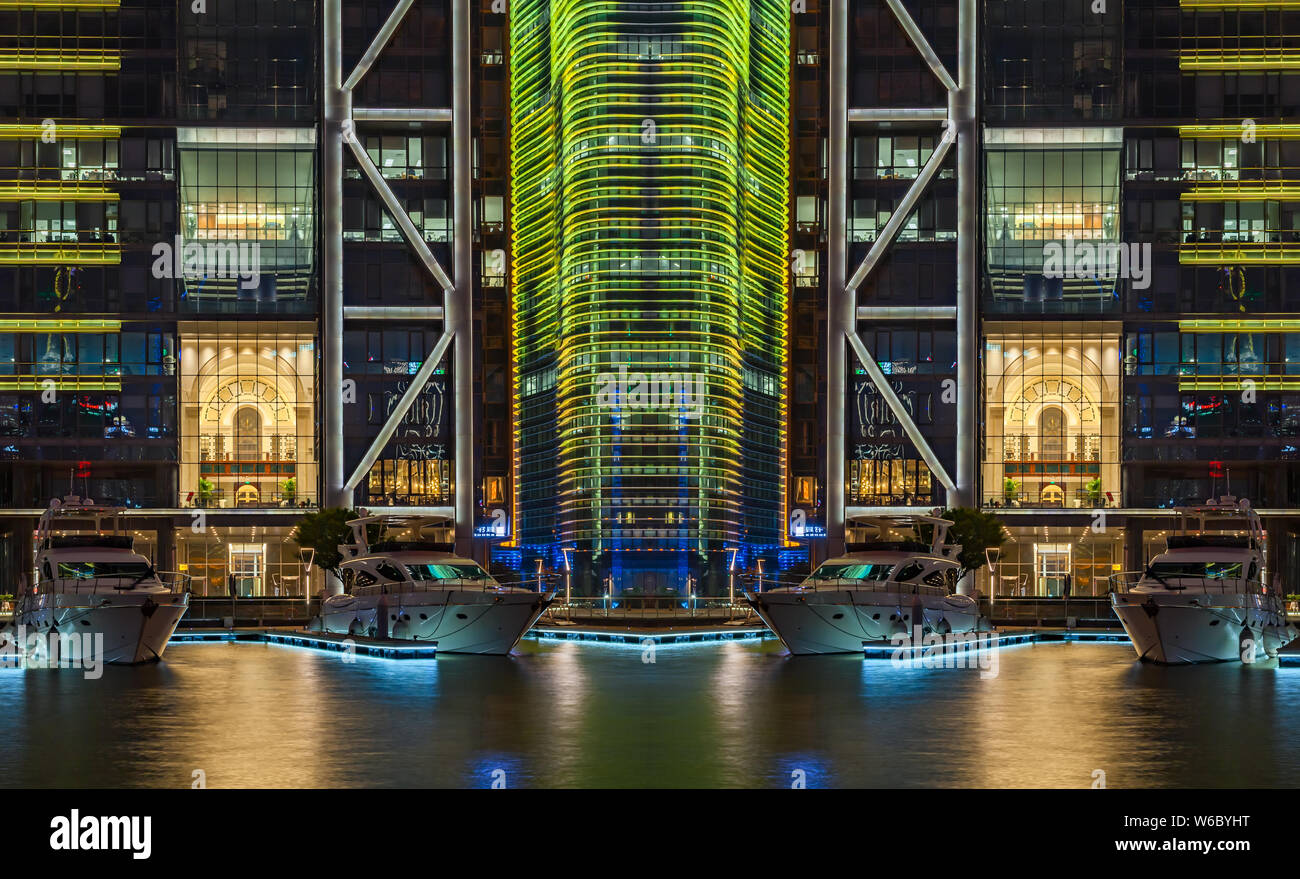 I grandi edifici e i grattacieli sono illuminati sul North Bund di Puxi, Shanghai, Cina, 23 maggio 2018. Foto Stock