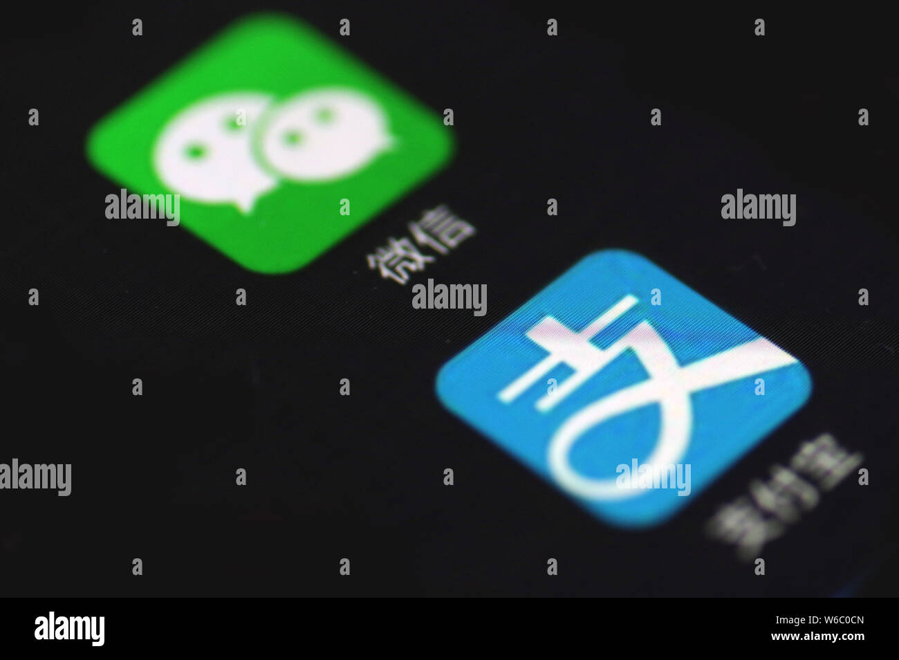 --FILE -- Visualizza le icone delle app di messaggistica Weixin o WeChat, superiore di Tencent e app di Alipay, il servizio di pagamento online di cinesi e-co Foto Stock
