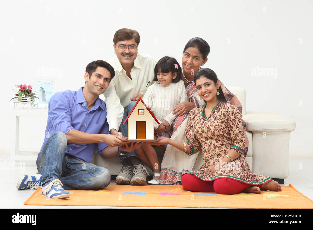 Famiglia con modello di casa da sogno Foto Stock