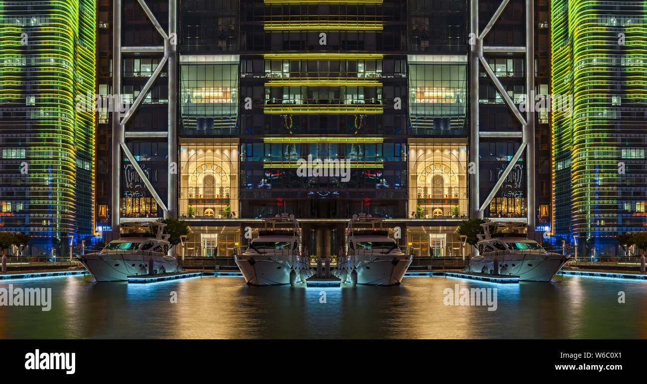 I grandi edifici e i grattacieli sono illuminati sul North Bund di Puxi, Shanghai, Cina, 23 maggio 2018. Foto Stock