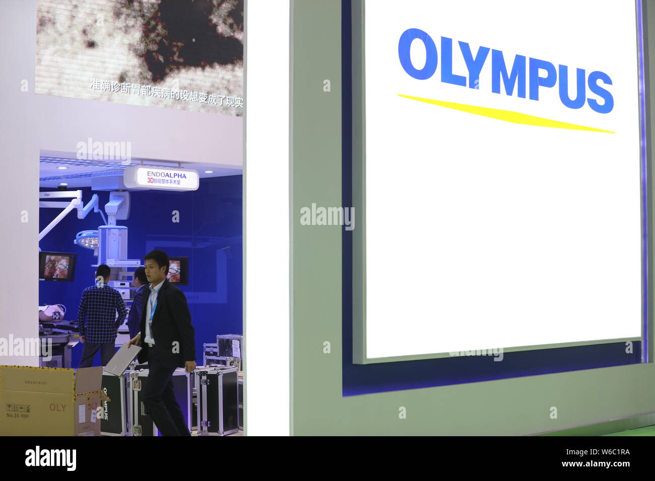 --FILE -- la gente visita lo stand della fotocamera giapponese maker Olympus durante una mostra a Shanghai in Cina, 20 aprile 2016. Fotocamera giapponese maker Olympu Foto Stock