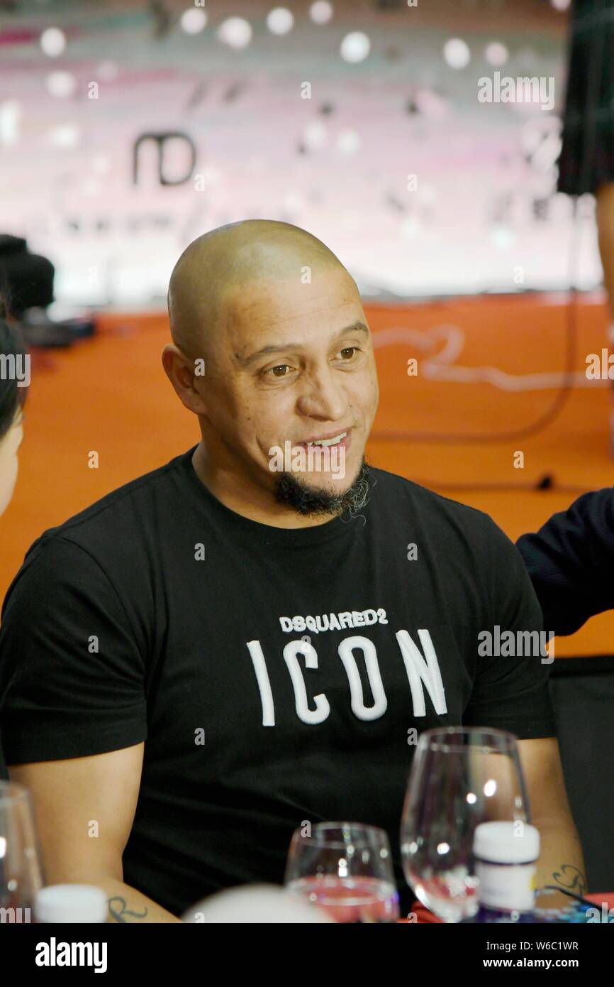 Brasiliano ex calciatore Roberto Carlos partecipa ad un evento di beneficenza in Cina a Shanghai, 21 maggio 2018. Foto Stock