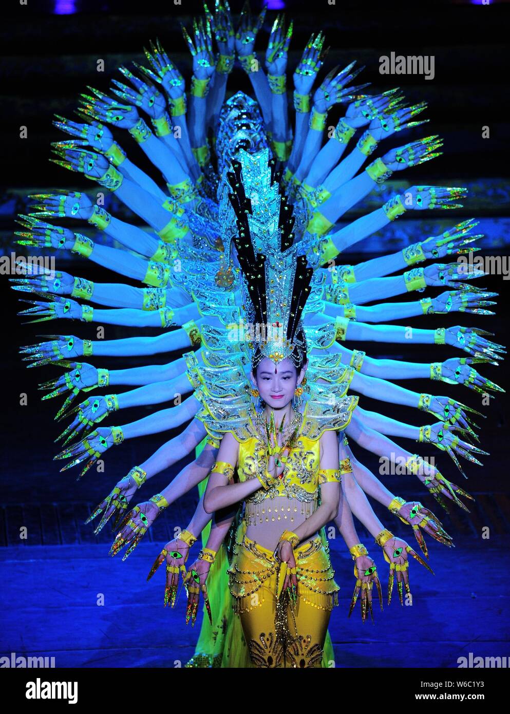 Il cinese non udenti danzatori provenienti dalla Cina delle persone disabili in Performing Art Troupe dare una carità prestazioni del Thousand-Hand Guan Yin, la Bodh Foto Stock