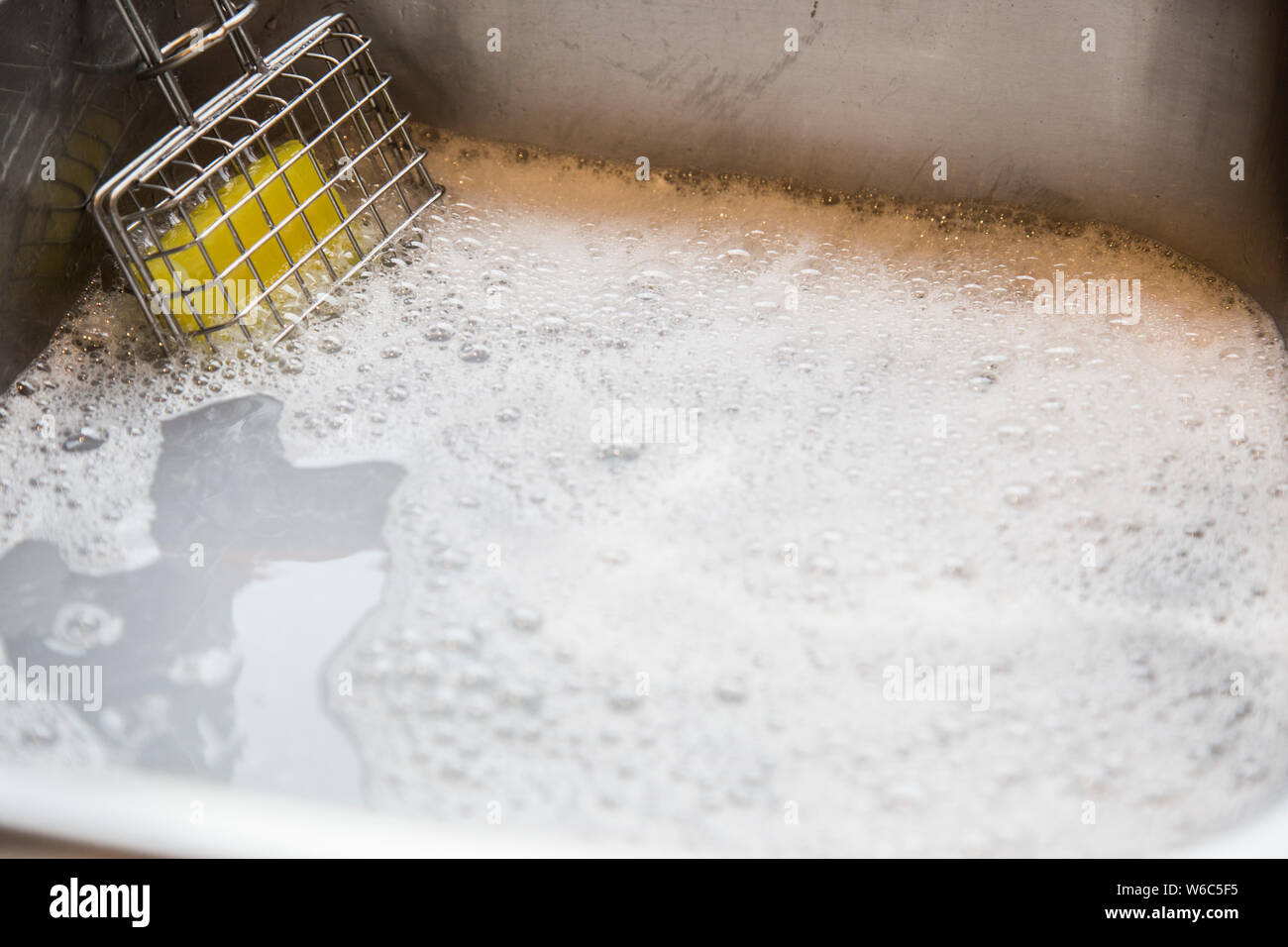 Agitatore di sapone in uso in cucina. Utilizzato per creare acqua e sapone  per lavare i piatti nel lavandino. Persone utilizzato in buoni vecchi  giorni prima del sapone liquido. Futuro Foto stock -