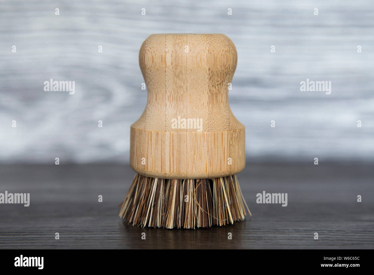 Bambù biodegradabile vege spazzola con fibre di bass. Fatto da bambù sostenibile. Alternativa alla plastica, la scelta migliore per l'ambiente. Foto Stock