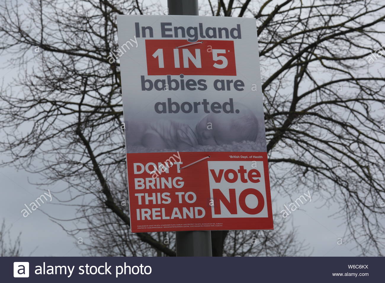 Anti-aborto sulla targhetta sul display in Irlanda durante l'ottavo emendamento abrogare la campagna Foto Stock