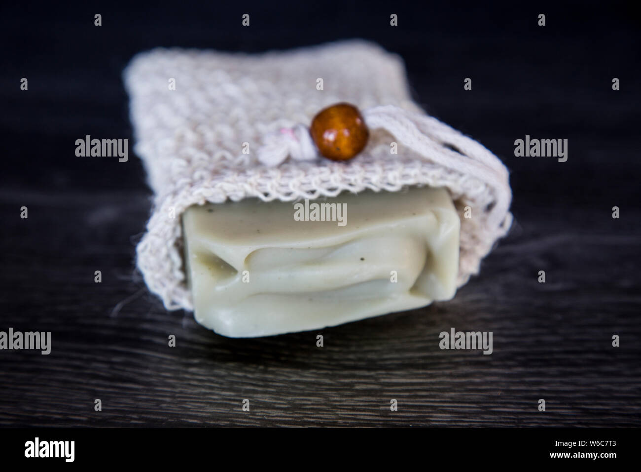 Risparmio di sapone artigianali di borsa a cordoncino per mettere il sapone in modo che dura più a lungo. Buona per viso e corpo, mani e capelli. Può mettere tutta la barra in o avanzi di cibo. Foto Stock