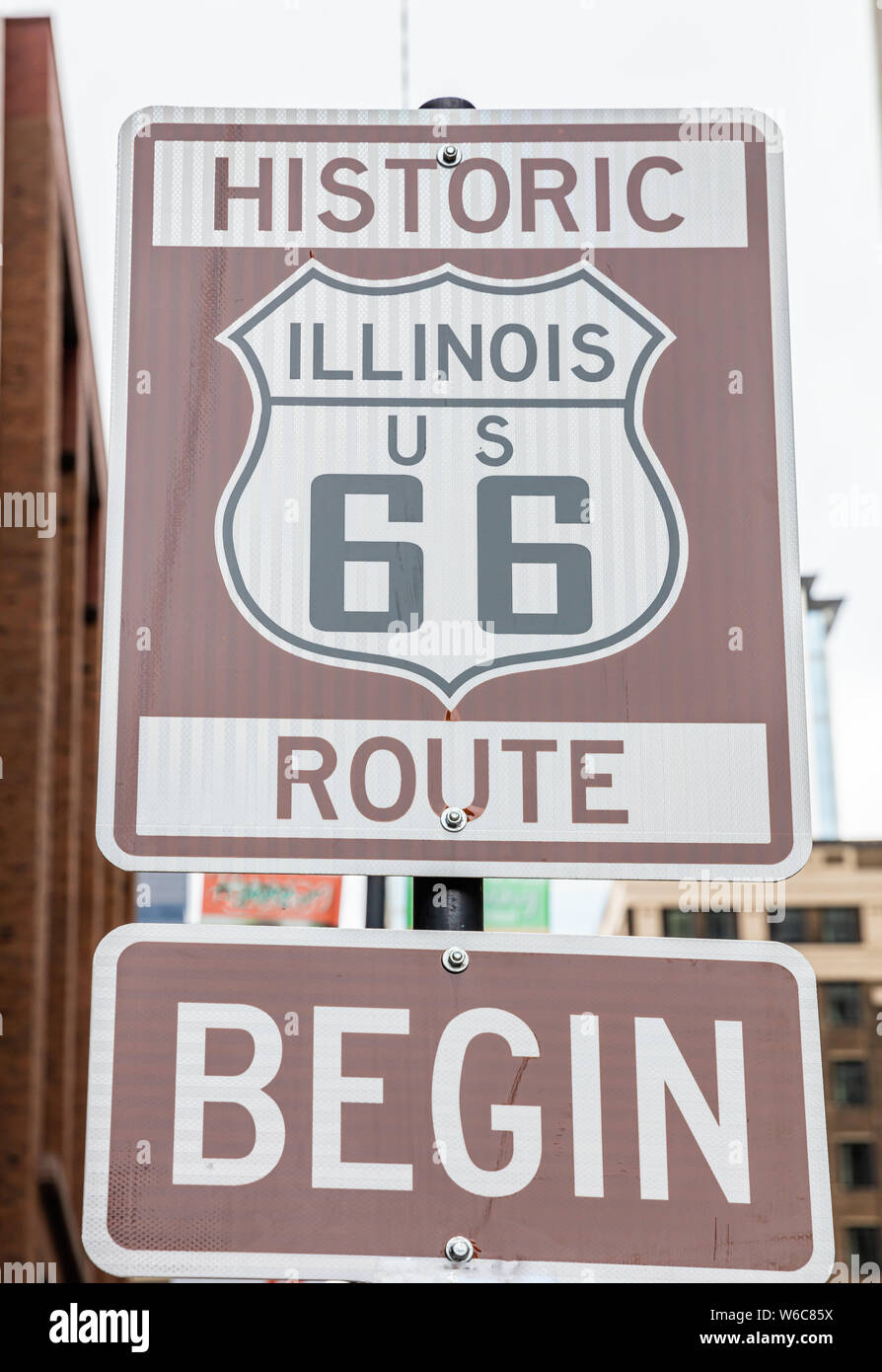 Route 66 Illinois iniziare a segno. Cartello stradale a Chicago downtown della città. Route 66, madre road classic roadtrip storico NEGLI STATI UNITI Foto Stock