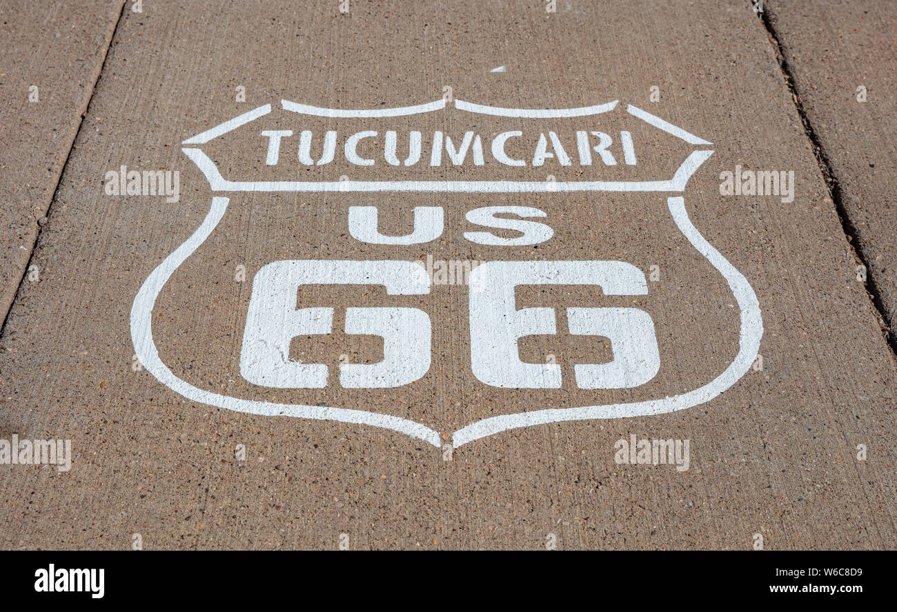 Route 66, Tucumcari noi, Nuovo Messico. Segno distintivo sulla strada, giornata di sole. Route 66 il classico roadtrip storico NEGLI STATI UNITI Foto Stock