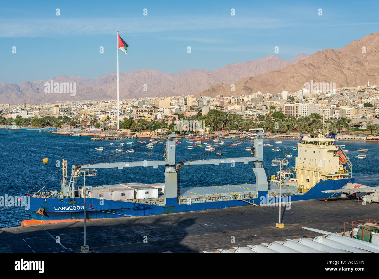 Aqaba Giordania - 6 Novembre 2017: Cityscape di Aqaba. Nave da carico generale Langeoog ormeggiata nel porto di Aqaba Giordania. Foto Stock