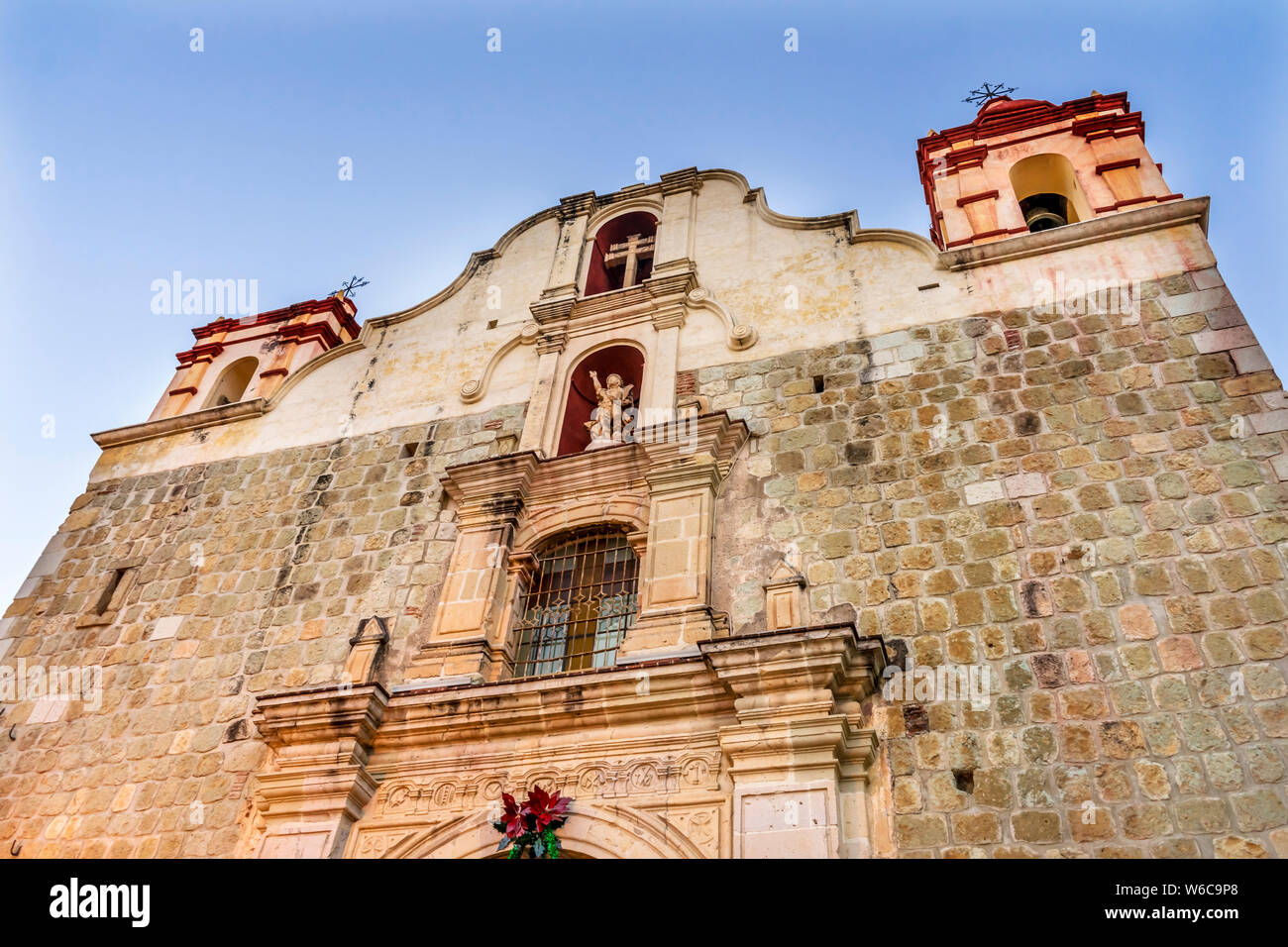 Facciata Esterna della Chiesa Tempio del Sangue Prezioso di Cristo Parroquia de la Preciosa Sangre de Cristo Oaxaca Messico. Costruita intorno al 1689 Foto Stock