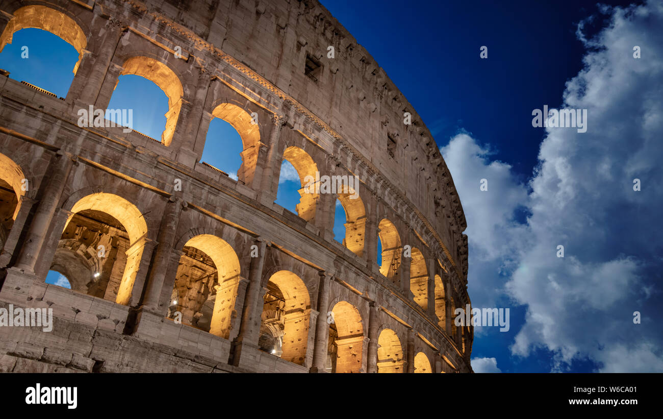 Il famoso Colosseo con bellissimo cielo di Roma, Italia Foto Stock