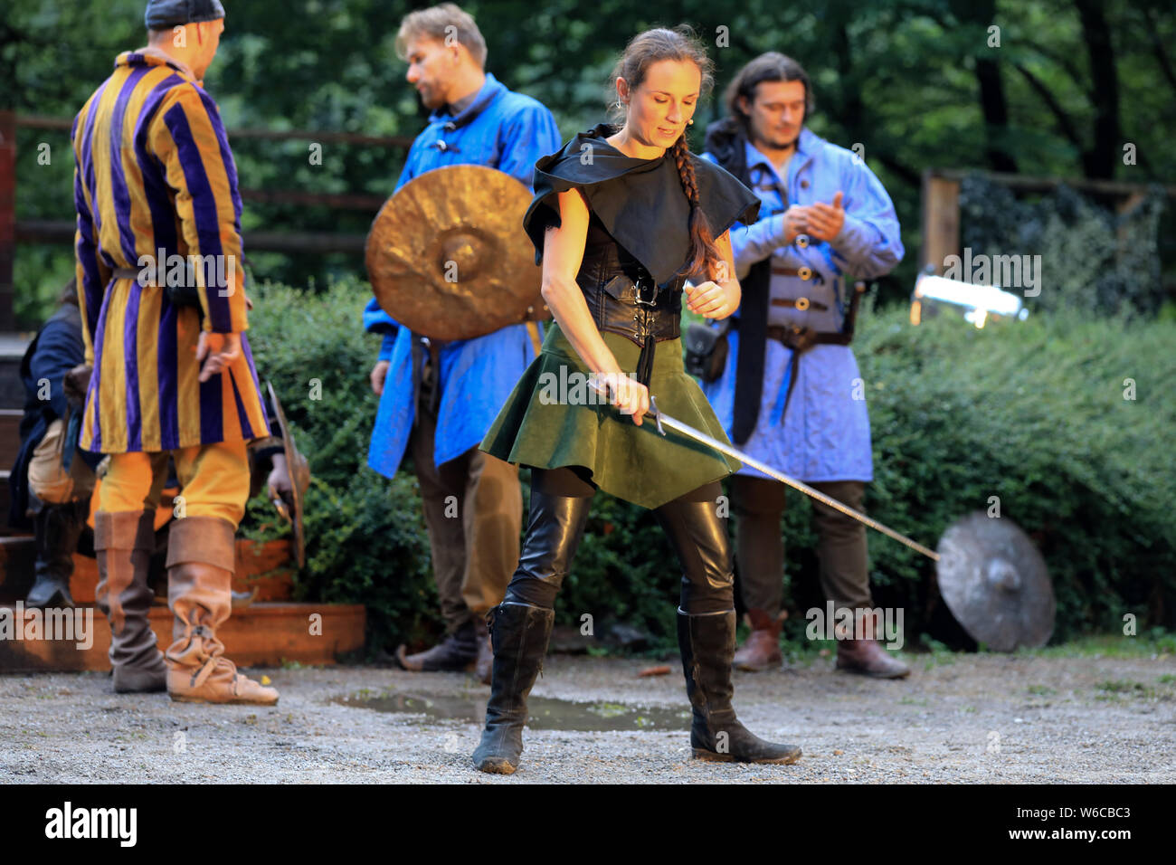 Altenbrak, Germania. 31 Luglio, 2019. Julia Schmidt (M) sorge come 'Laroranja' durante una prova del Waldbühne. Il venerdì, 02.08.2019 La prima performance di 'Laroranja', una fantasia musical circa il cielo Nebra disco, avrà luogo. Intorno 40 attori e comparse giocherà nel gioco. Credito: Pietro Gercke/dpa-Zentralbild/dpa/Alamy Live News Foto Stock