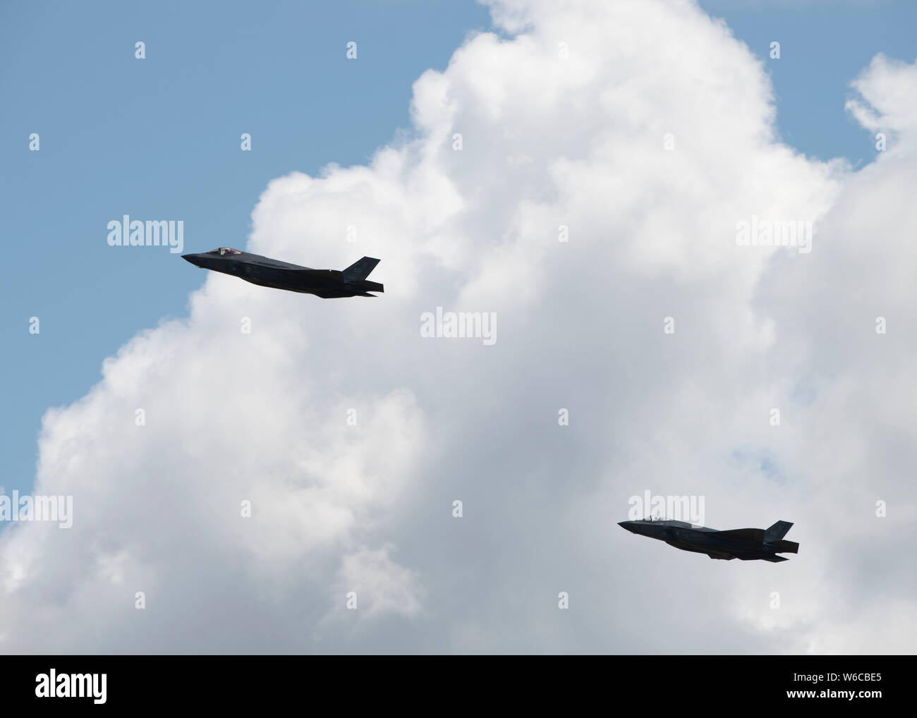 Due F-35un fulmine II Aeromobili sorvolano Eglin Air Force Base, Florida, 24 luglio 2019. Stati Uniti Air Force Col. Jon Wheeler, xxxiii Fighter Wing Commander, pilotato uno degli aerei, conducendo il suo primo volo in un F-35. (U.S. Air Force foto di Airman 1° classe Litteral ambra) Foto Stock