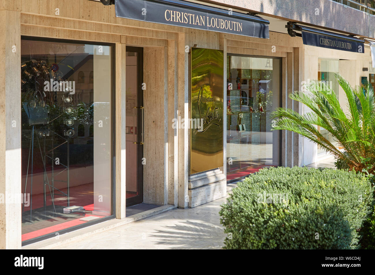 MONTE CARLO, Monaco - Agosto 21, 2016: Christian Louboutin fashion store di lusso in una soleggiata giornata estiva in Monte Carlo, Monaco. Foto Stock