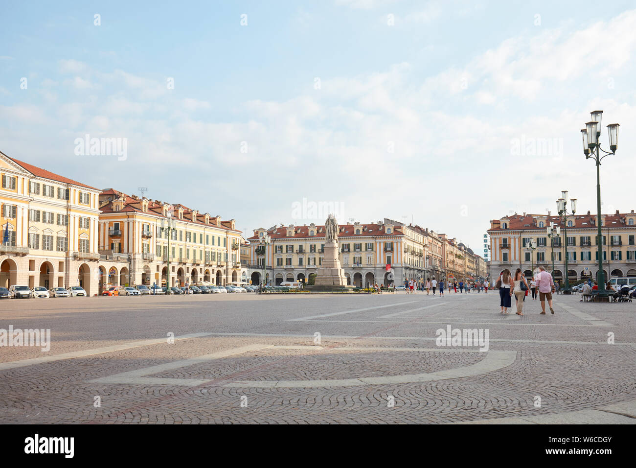CUNEO, Italia - 13 agosto 2015: piazza Galimberti con cittadini e turisti in una soleggiata giornata estiva, cielo blu in Cuneo, Italia. Foto Stock