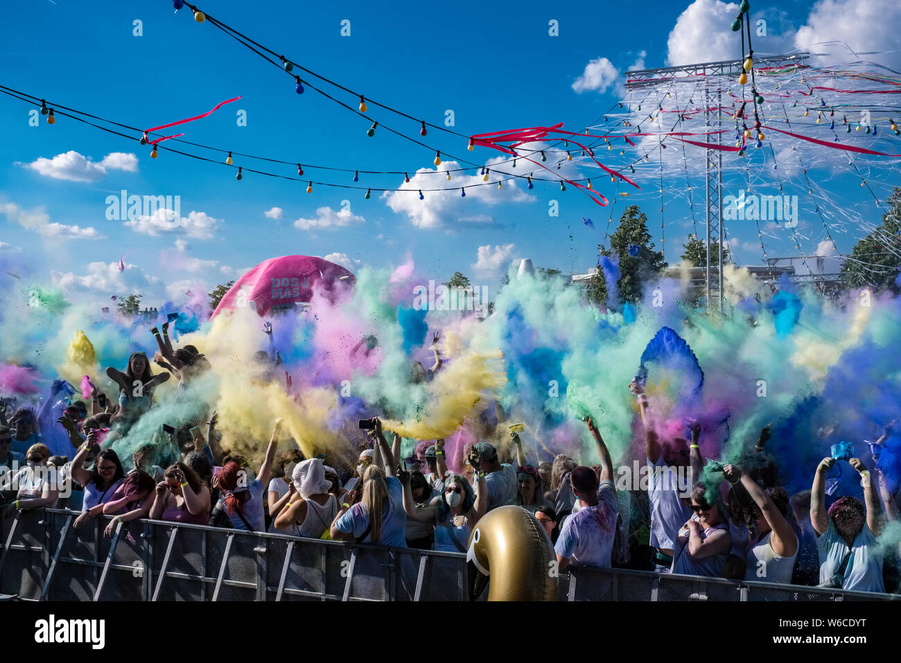 Centinaia di giovani stanno celebrando Holi il Festival di colori, gettare polvere di colore in aria Foto Stock