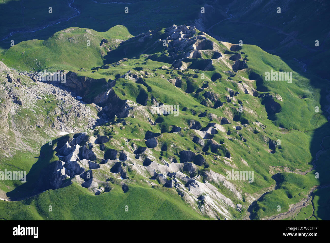 VISTA AEREA. Grande campo (lunghezza: 750m) di fori di sinuo (diametro: Fino a 30m) in una roccia gessifosa. Les Gypsières, Valloire, Savoia, Francia. Foto Stock