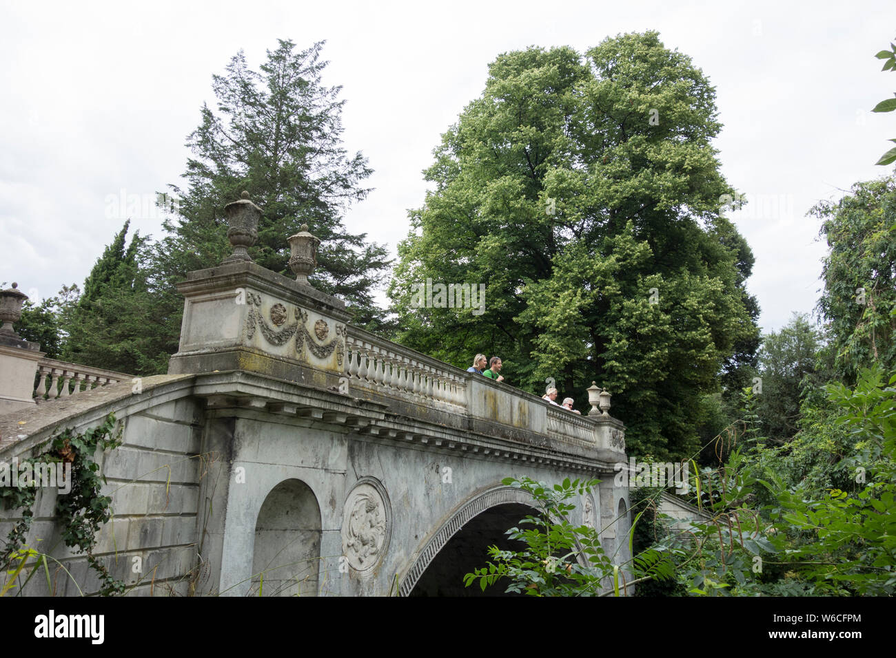 La pietra ornamentale ponte a Chiswick House, una villa palladiana a Chiswick, nella zona ovest di Londra, Regno Unito Foto Stock