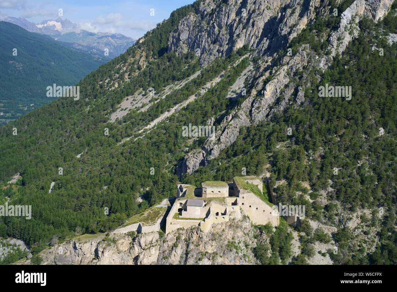 VISTA AEREA. Fort des Salettes, una fortificazione militare sopra la Valle della Durance. Alte Alpi, Francia. Foto Stock