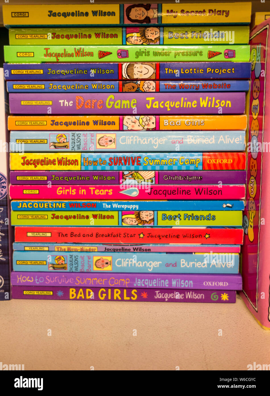 Un colorato scaffale pieno di bambini Laureate Jacqueline Wilson di libri Foto Stock